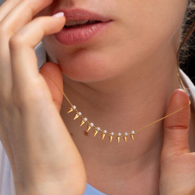 Pearls and golden spikes necklace