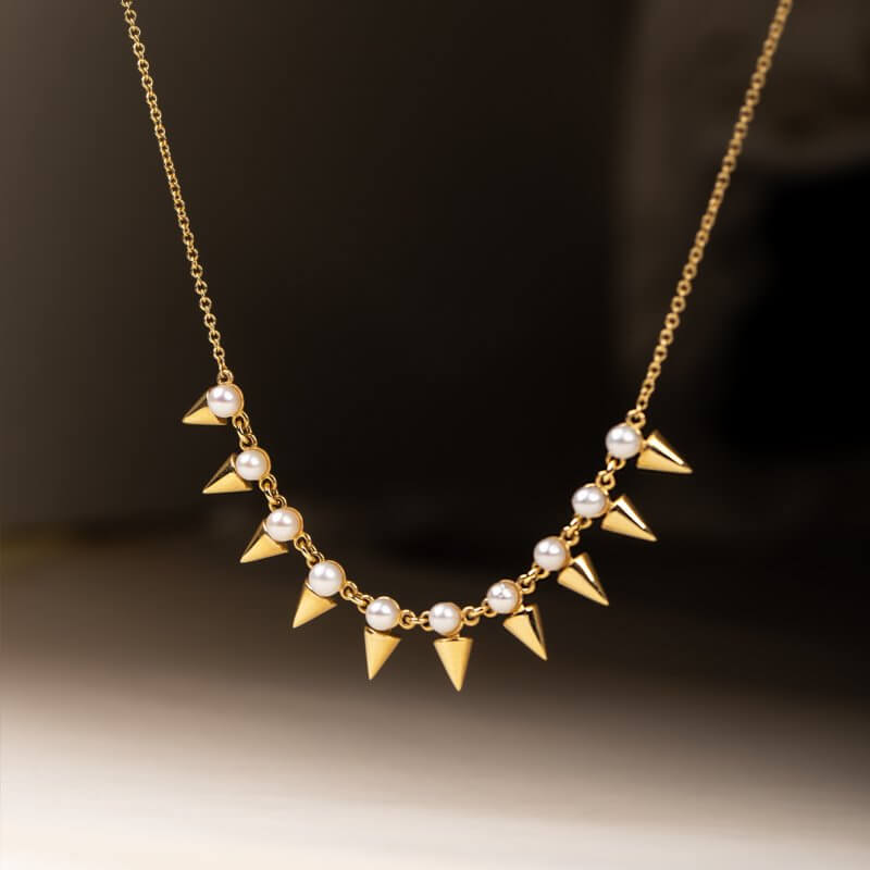 Pearls and golden spikes necklace