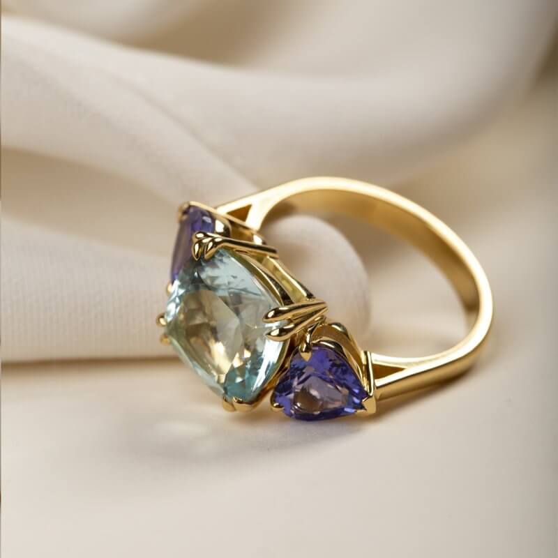 Three-stone ring with aquamarine and tanzanites