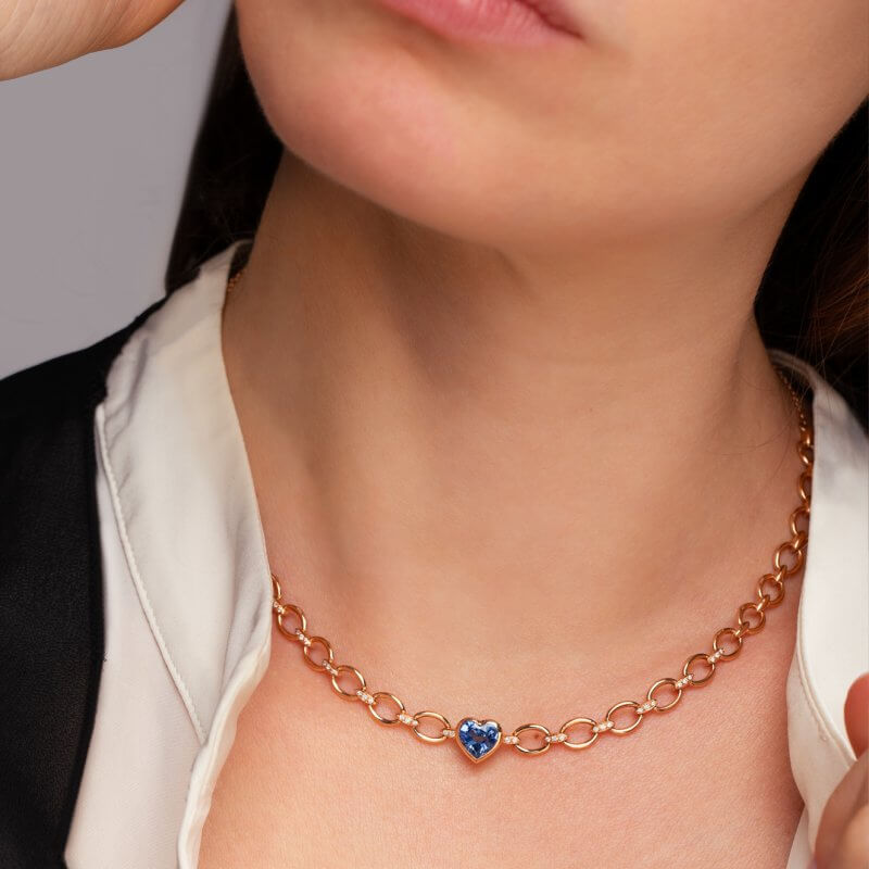 Linked choker with a heart-shaped sapphire and diamonds