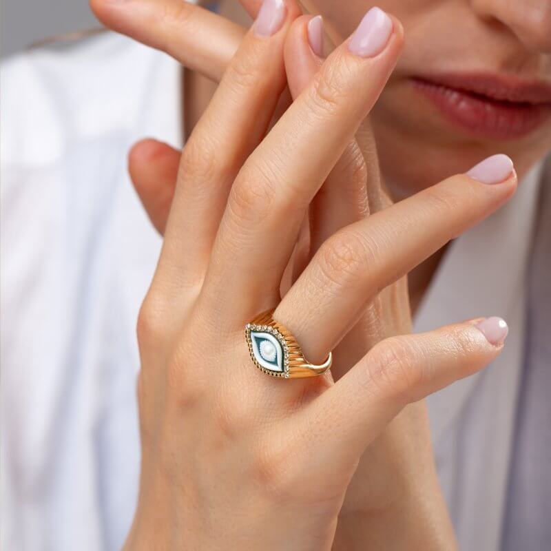 Eye-shaped carved agate ring
